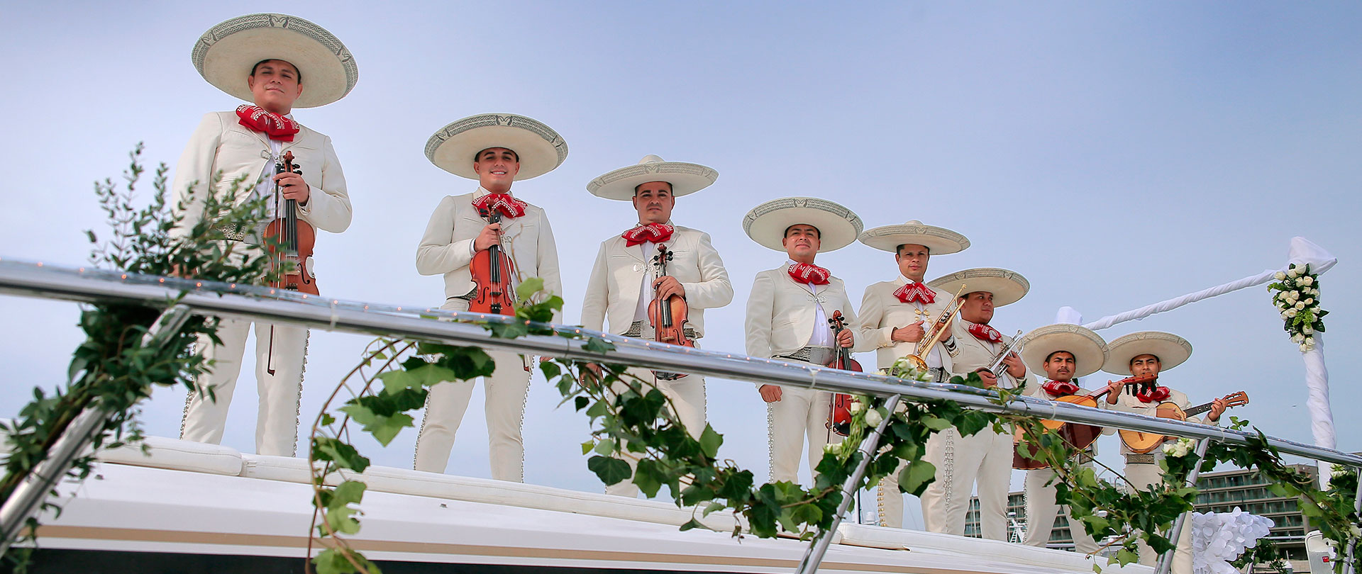 Mariachi Cabo tocando música mexicana para los recién casados
